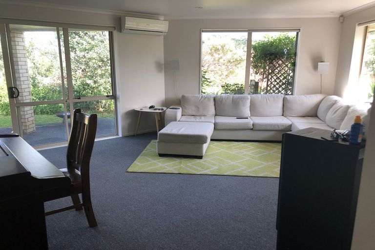 Photo of property in 8 Parkcrest Drive, Henderson, Auckland, 0612
