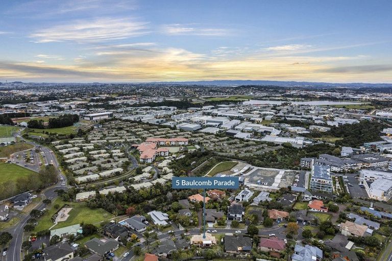 Photo of property in 5 Baulcomb Parade, Windsor Park, Auckland, 0632