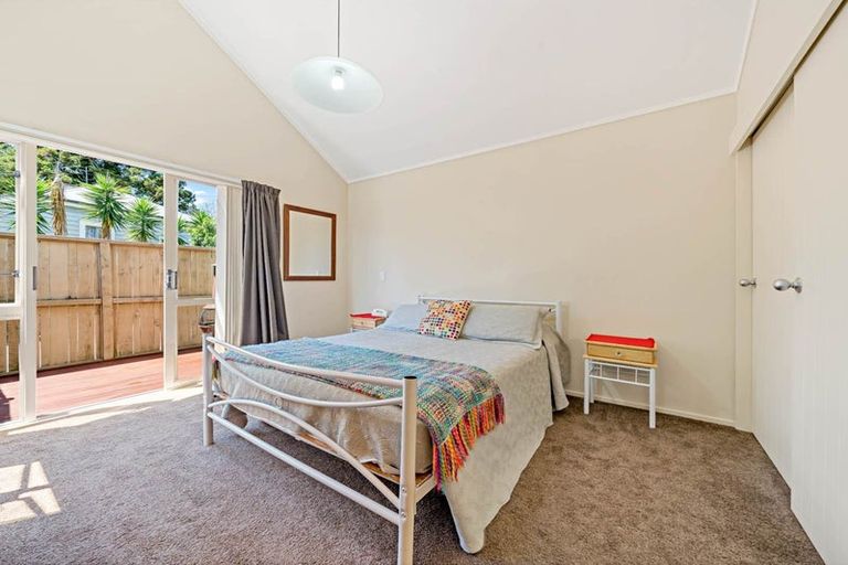 Photo of property in 5 Woodbank Drive, Glen Eden, Auckland, 0602