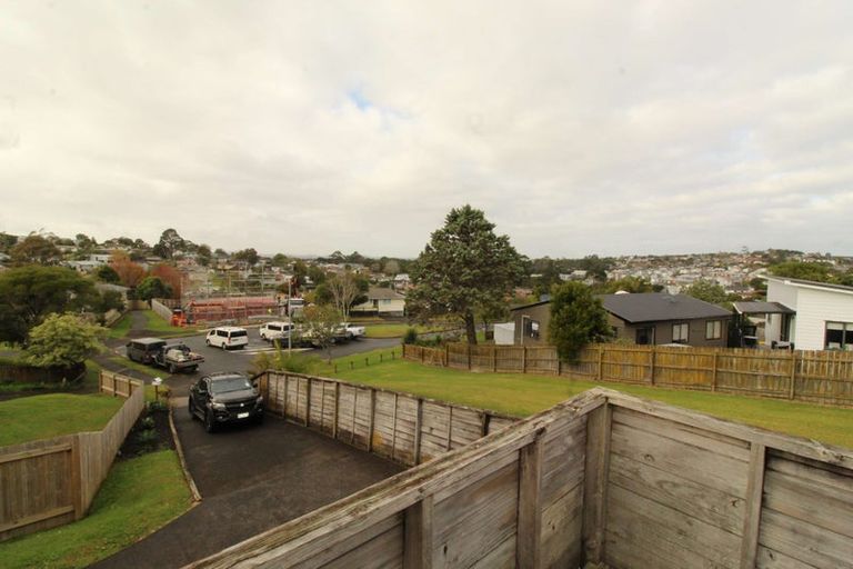 Photo of property in 10 Kayle Glen, West Harbour, Auckland, 0618