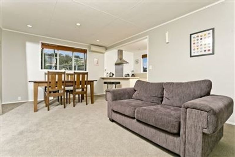 Photo of property in 2 Wykeham Place, Glenfield, Auckland, 0629