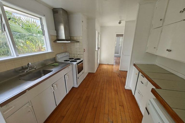 Photo of property in 33 Howard Road, Northcote, Auckland, 0627
