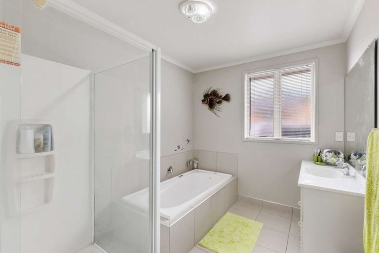 Photo of property in 15 Breaker Grove, Waiuku, 2123