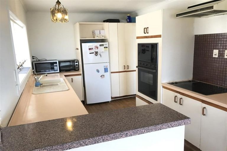 Photo of property in 10 Bodi Place, Te Atatu South, Auckland, 0610