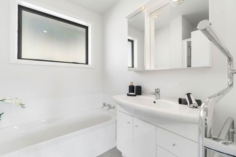 Photo of property in 28 Ticehurst Road, Lyttelton, 8082