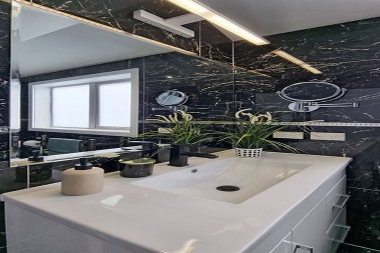 Photo of property in 2/21 Fields Parade, Oteha, Auckland, 0632