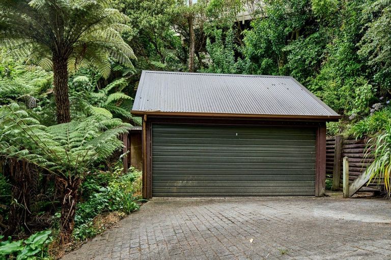 Photo of property in 9 Whiorau Grove, Lowry Bay, Lower Hutt, 5013