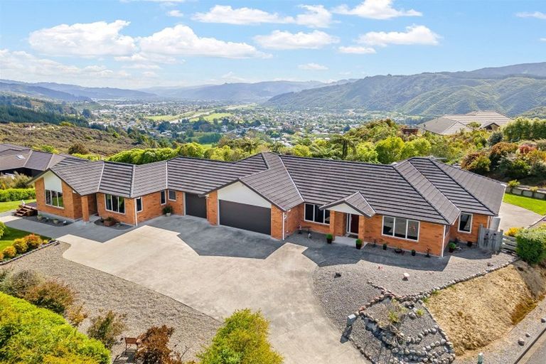 Photo of property in 1 Valley View Way, Timberlea, Upper Hutt, 5018