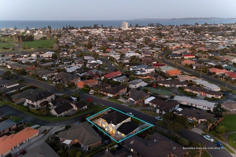 Photo of property in 52 Chesterfield Way, Orewa, 0931