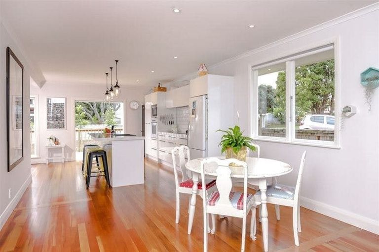 Photo of property in 43 Coniston Avenue, Te Atatu South, Auckland, 0610