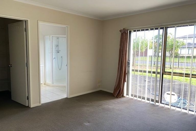 Photo of property in 2 Lissleton Drive, East Tamaki, Auckland, 2013