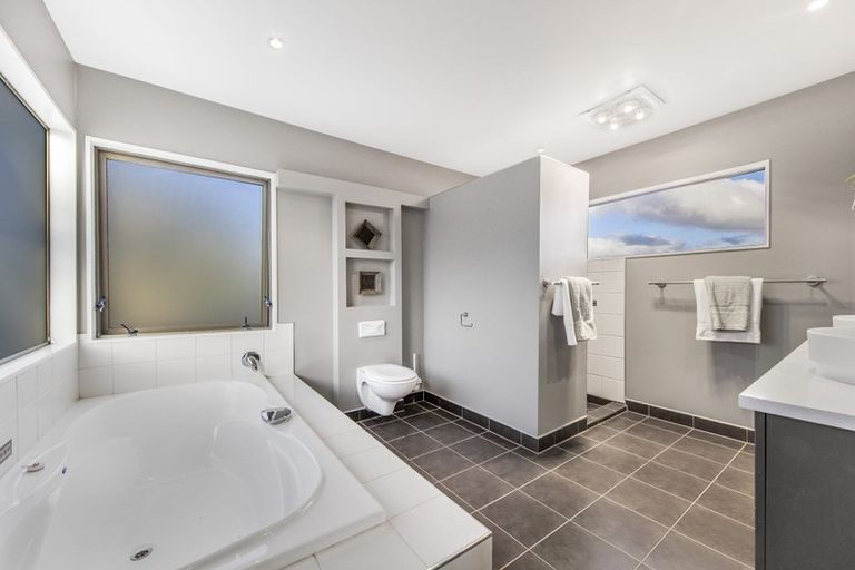 Photo of property in 13 Reynard Terrace, Conifer Grove, Takanini, 2112