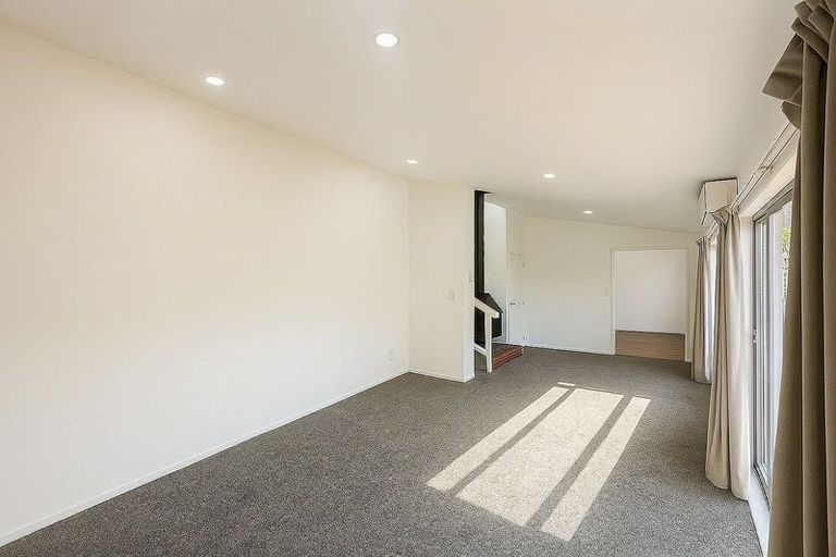 Photo of property in 14 Elsted Place, Goodwood Heights, Auckland, 2105
