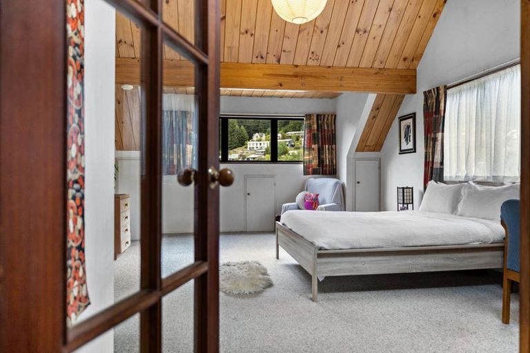 Photo of property in 5 Mackinnon Terrace, Sunshine Bay, Queenstown, 9300