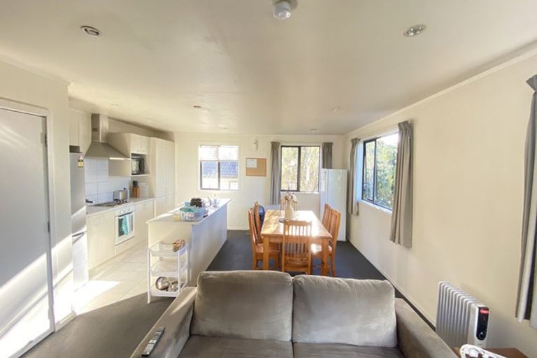 Photo of property in 8b Schnapper Rock Road, Schnapper Rock, Auckland, 0632