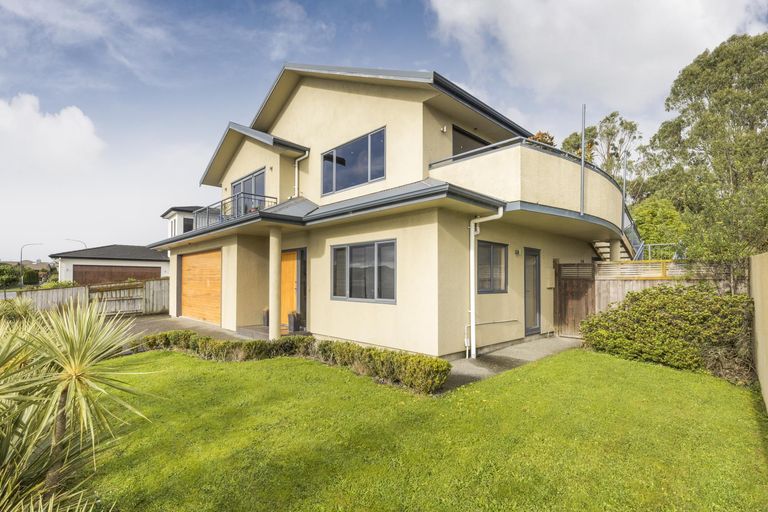 Photo of property in 56 Ruapehu Drive, Fitzherbert, Palmerston North, 4410