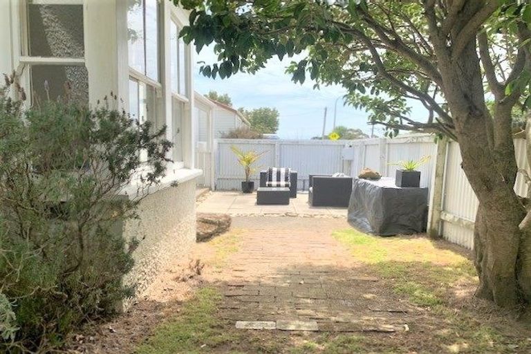 Photo of property in 86 Avenue Road, Foxton, 4814