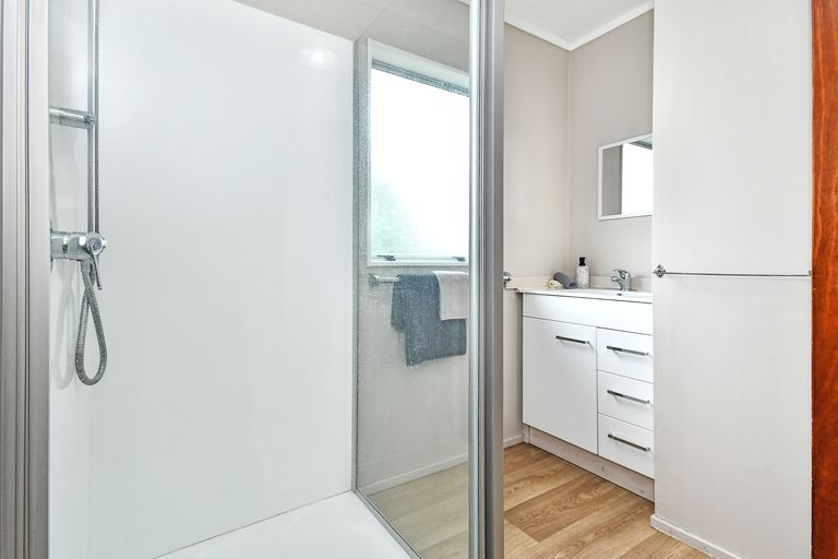 Photo of property in 10 Seaview Rise, Waiuku, 2123