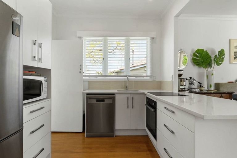 Photo of property in 92 Astley Avenue, New Lynn, Auckland, 0600