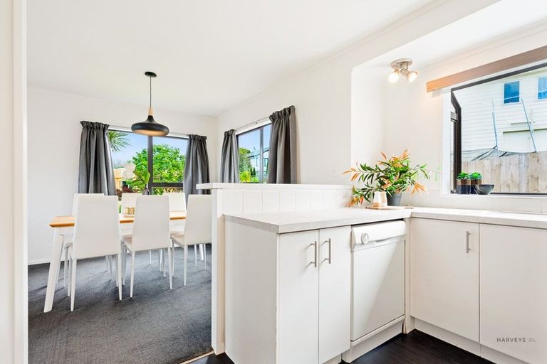 Photo of property in 26 Amery Place, West Harbour, Auckland, 0618