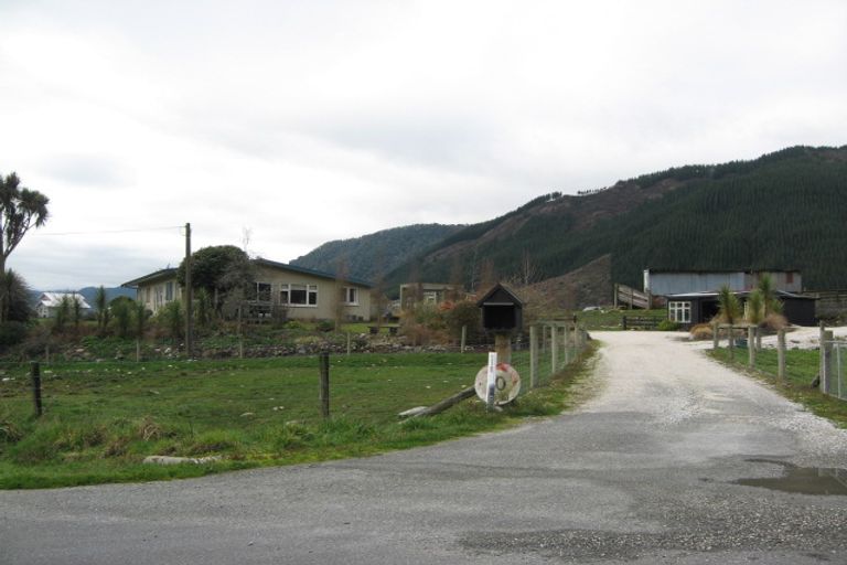 Photo of property in 181 Fairfax Street, Murchison, 7007