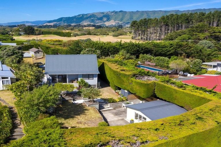 Photo of property in 27 Hemara Street, Waikanae Beach, Waikanae, 5036