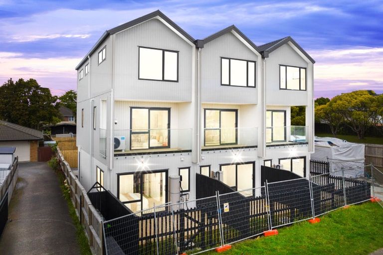 Photo of property in 4/113 Te Atatu Road, Te Atatu South, Auckland, 0610
