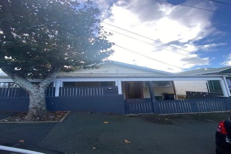 Photo of property in 17 Lawrence Street, Newtown, Wellington, 6021