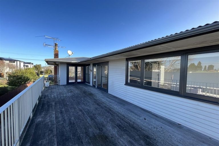 Photo of property in 21 Yeovil Road, Te Atatu Peninsula, Auckland, 0610