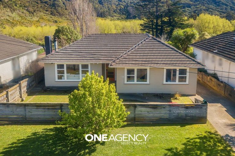 Photo of property in 90 Wood Street, Wainuiomata, Lower Hutt, 5014