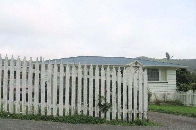Photo of property in 2 Taylor Terrace, Tawa, Wellington, 5028