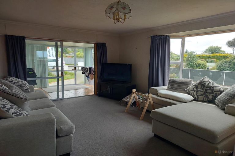 Photo of property in 19 Timaru Road, Waimate, 7924
