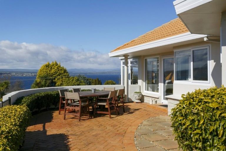 Photo of property in 2 Krissell Place, Acacia Bay, Taupo, 3330