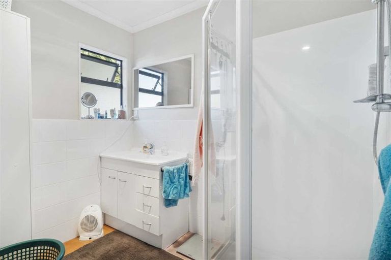 Photo of property in 20 Ward Crescent, Te Atatu Peninsula, Auckland, 0610