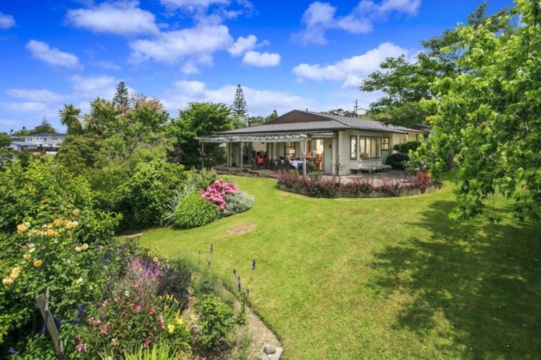 Photo of property in 547 Glenfield Road, Glenfield, Auckland, 0629