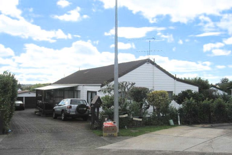 Photo of property in 17 Kingussie Place, Highland Park, Auckland, 2010