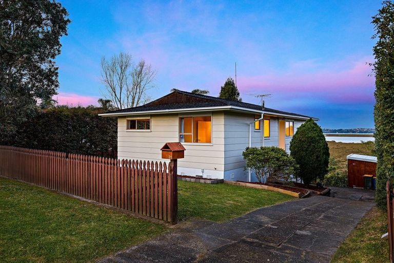 Photo of property in 31 Pipitea Place, Massey, Auckland, 0614