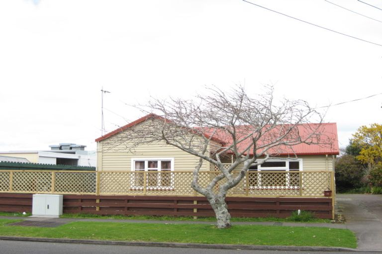 Photo of property in 15 Wallath Road, Westown, New Plymouth, 4310