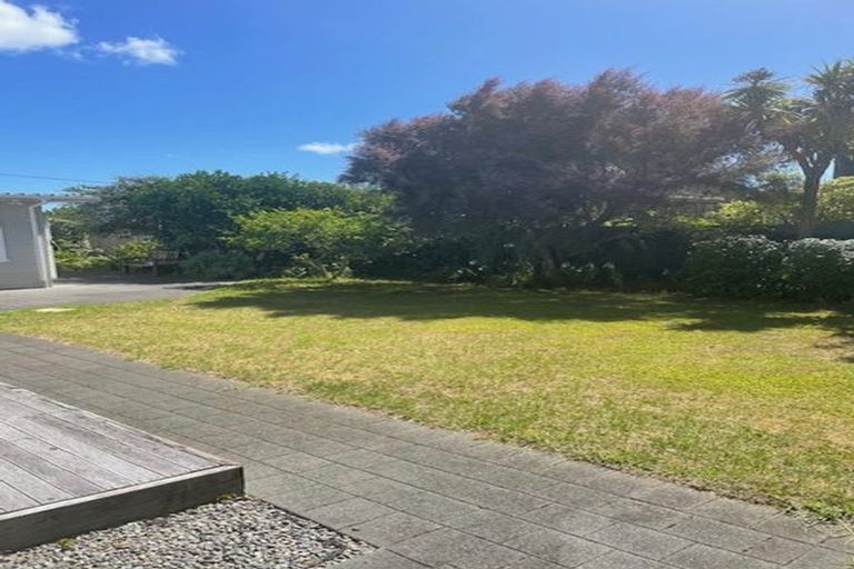 Photo of property in 21 Rauparaha Street, Waikanae Beach, Waikanae, 5036