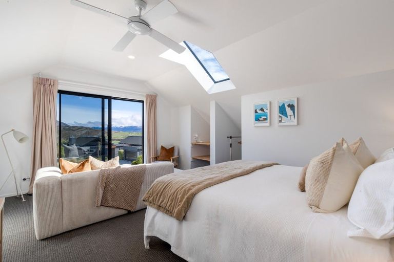 Photo of property in 33 Hackett Road, Jacks Point, Queenstown, 9371