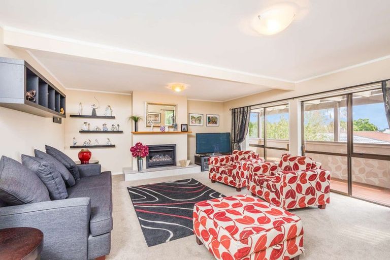 Photo of property in 13 Framalda Place, Conifer Grove, Takanini, 2112