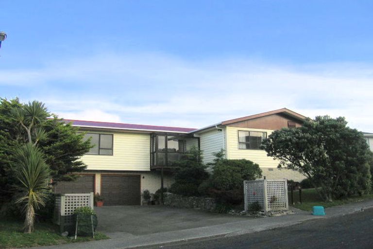 Photo of property in 16 Sunhaven Drive, Newlands, Wellington, 6037