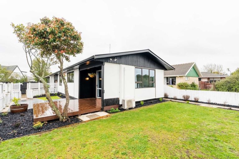 Photo of property in 8a Queenspark Drive, Parklands, Christchurch, 8083