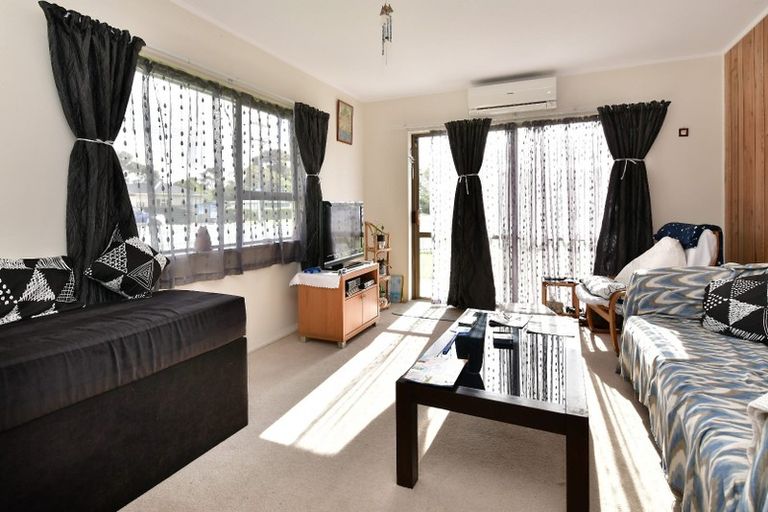 Photo of property in 3 Centreway Road, Orewa, 0931