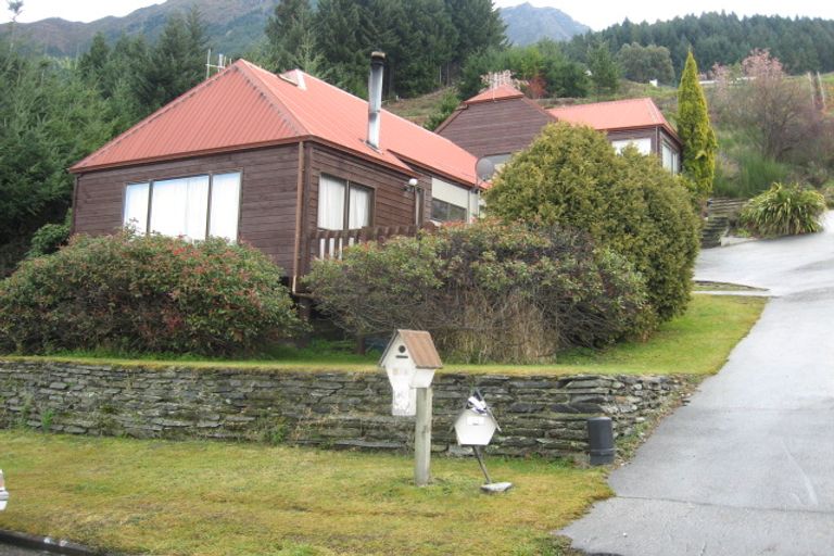 Photo of property in 64a Wynyard Crescent, Fernhill, Queenstown, 9300