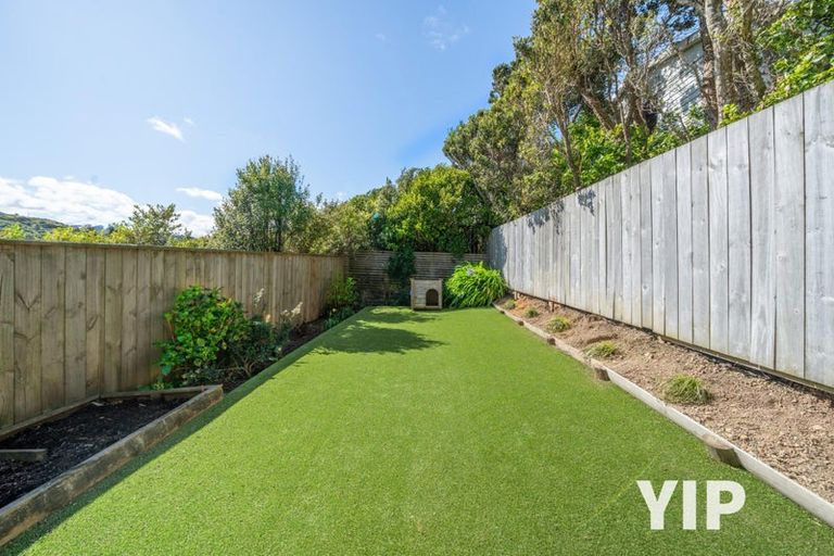 Photo of property in 4 Fernhaven Grove, Newlands, Wellington, 6037