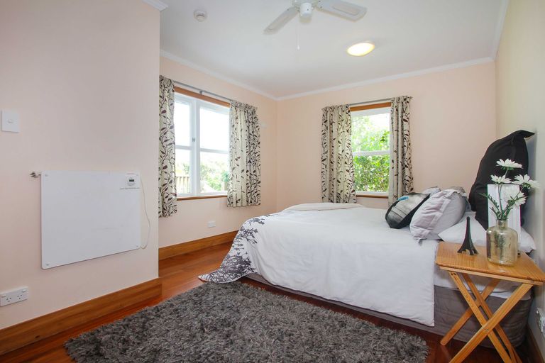Photo of property in 24 Howard Road, Northcote, Auckland, 0627