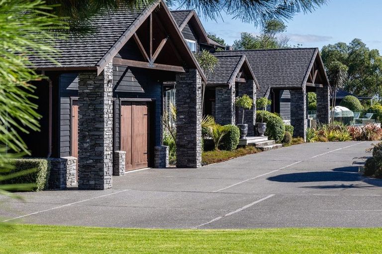 Photo of property in 2 Otaihanga Road, Paraparaumu Beach, Paraparaumu, 5032