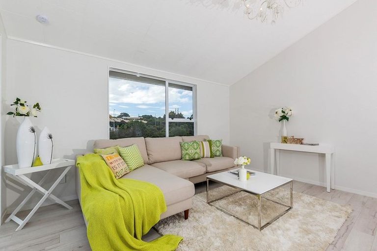 Photo of property in 2/21 Kitewao Street, Northcote, Auckland, 0627