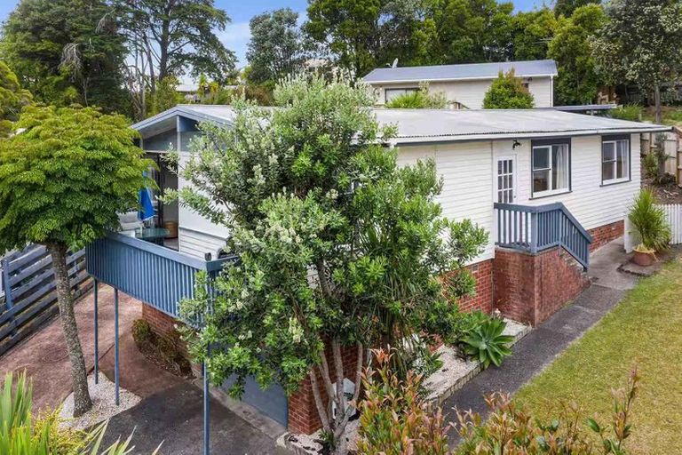 Photo of property in 17 Castleford Street, Green Bay, Auckland, 0604